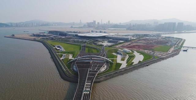 2025澳门精准正版免费四不像,精选解析与,全面解析、专家解读与警惕虚假宣传-全面解析、解释与落实